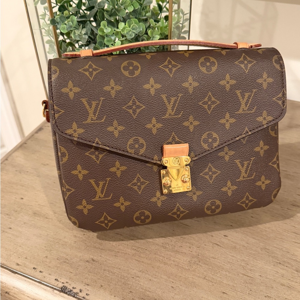 Louis Vuitton Pochette Métis Monogram Crossbody Bag